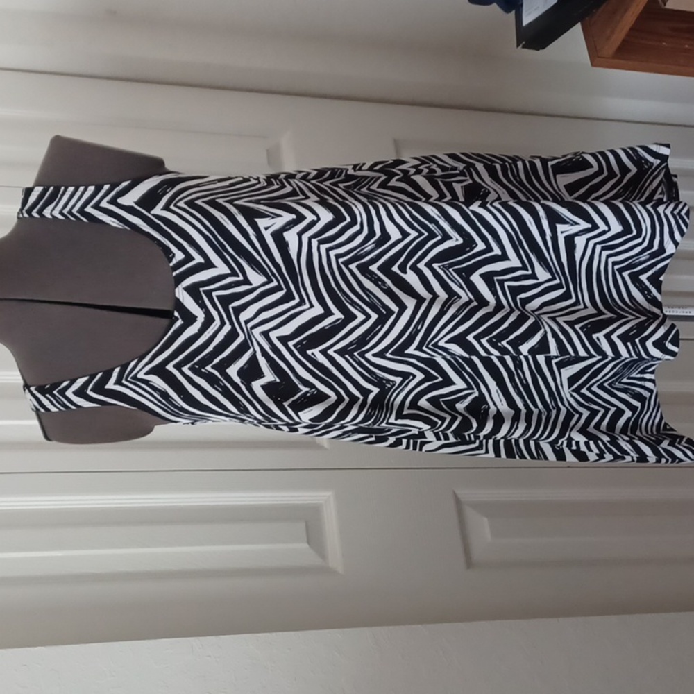 Pacific Beach cover-up medium sleeveless  black and white stretchy